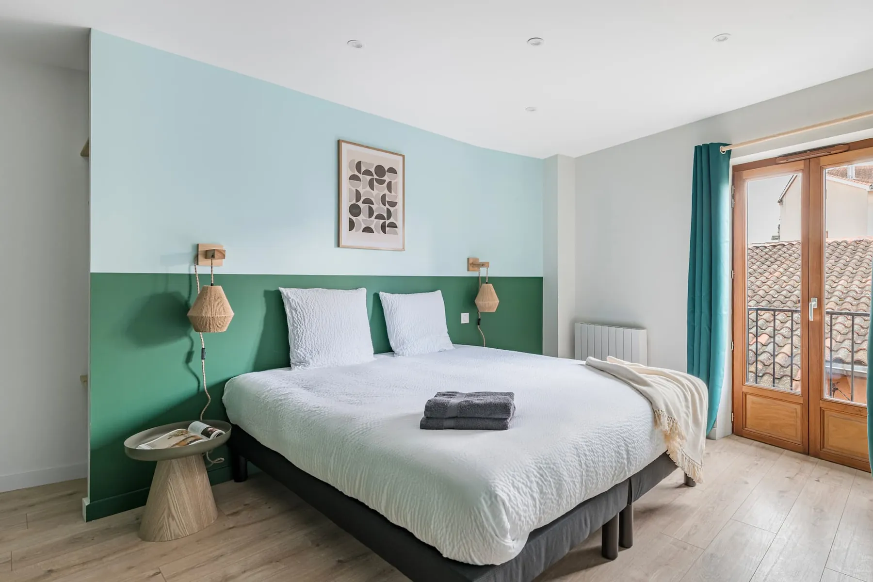 La chambre aux murs vert sauge, sous les toits