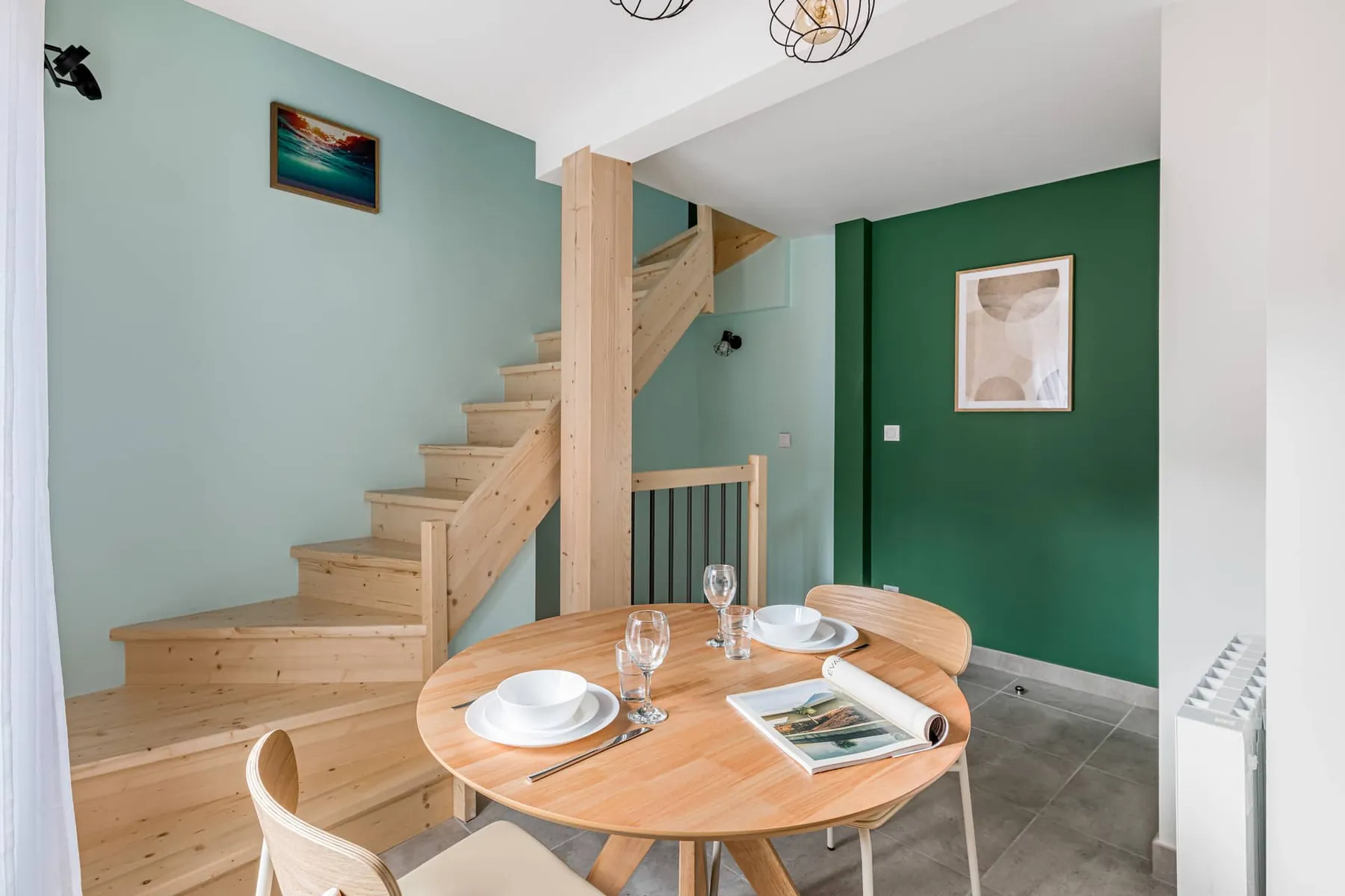 L'escalier en bois clair qui relie les trois niveaux