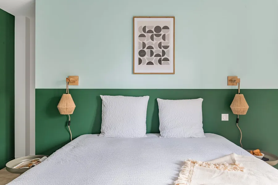 Das Schlafzimmer mit salbeigrünem Kopfteil