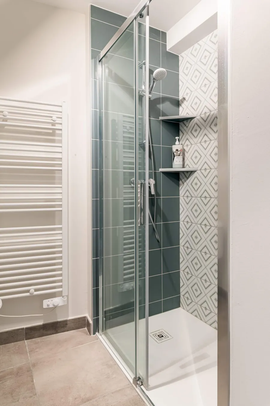 Die Dusche mit Glastür im Badezimmer