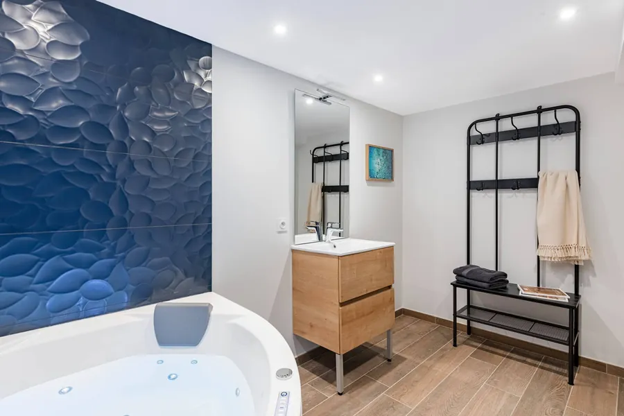Der Eingangsbereich und der Spa-Bereich im Erdgeschoss