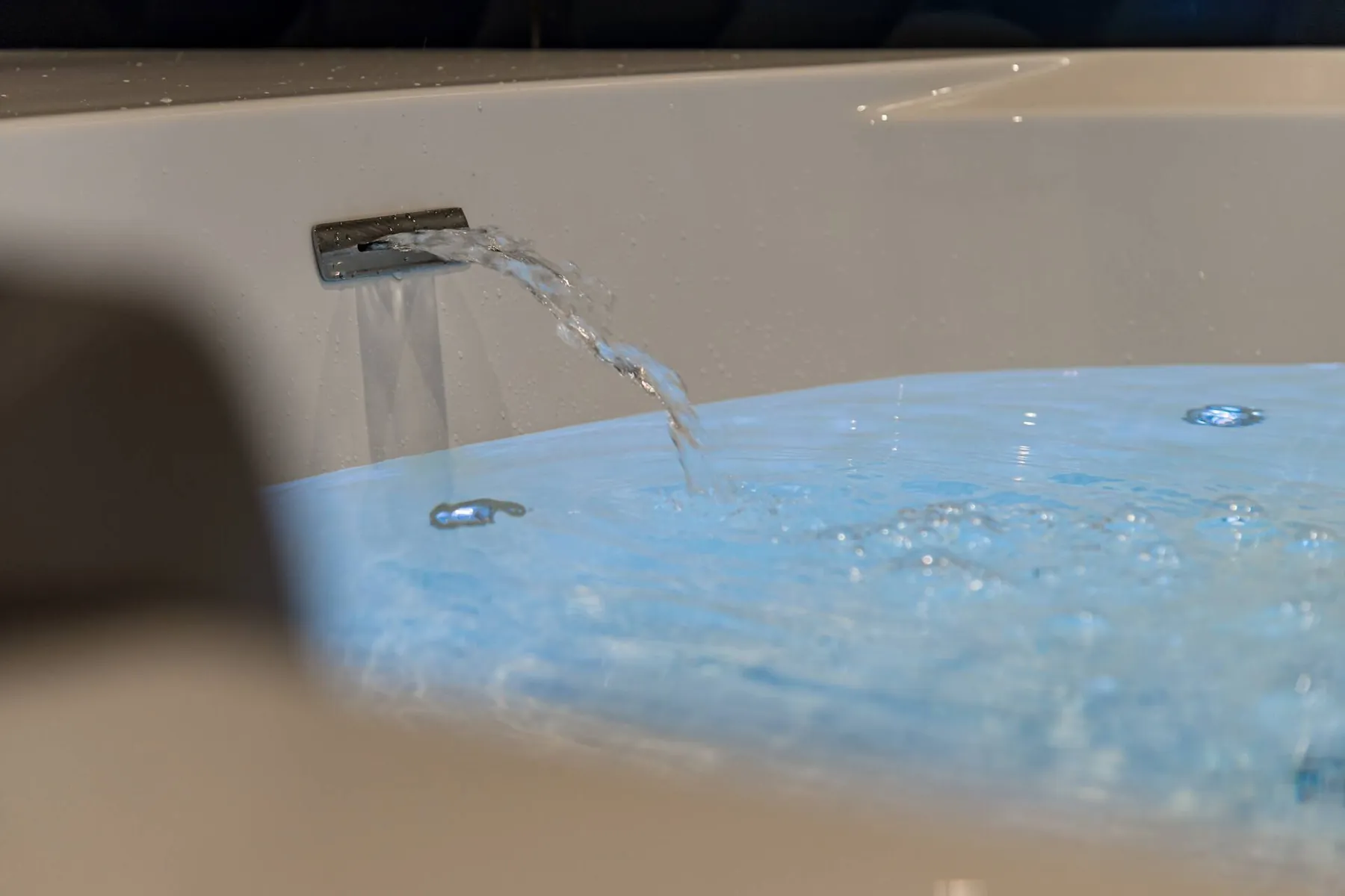 L'eau qui se remplit, éclairée par la chromothérapie